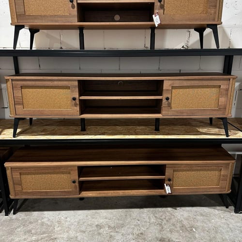 طاولة تلفزيون خشبية بتصميم عصري مع أرفف وأبواب جان...