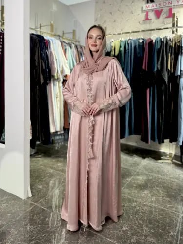 عباية بشت مطرزة يدويًا بتصميم فاخر