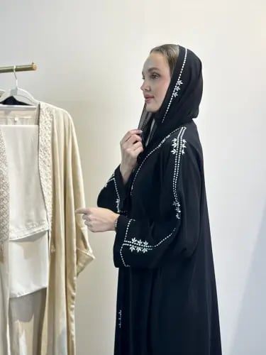 عباية كريب صالونة ياباني فاخر مطرز باللون الابيض