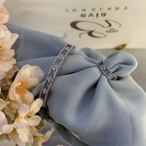 اسوارة وخاتم مرصعة بالزركون