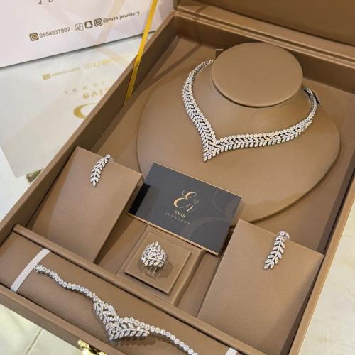 طقم زركون فضي تصميم ألماس