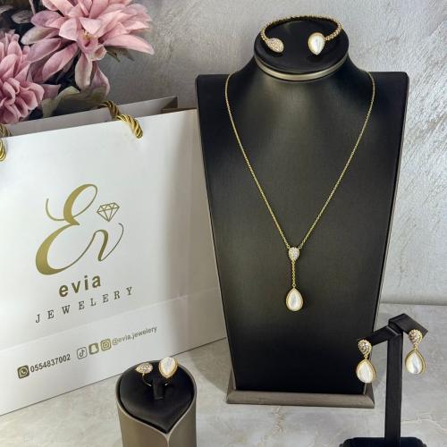 طقم ناعم ذهبي