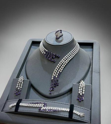 طقم فخم يتوفر بعدة ألوان