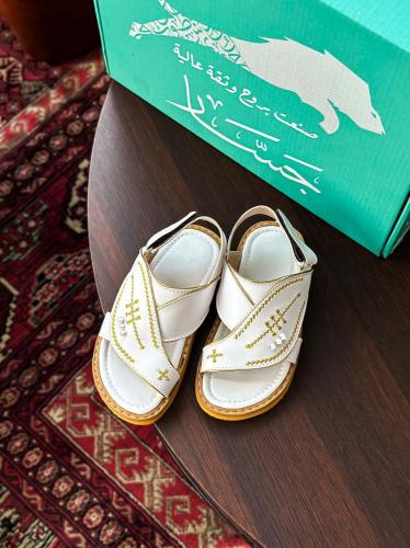حذاء شرقي - ولادي -- أبيض