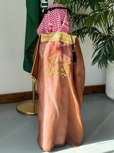 بشت بني مطرز بالإسم