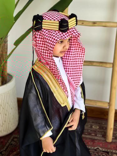 بشت مطرز بالإسم أسود