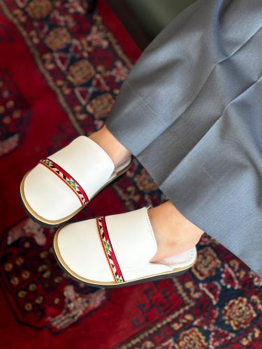 حذاء مبطن فرو ولادي - ابيض