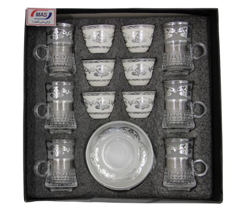 فناجين قهوة مع بيالات شاي