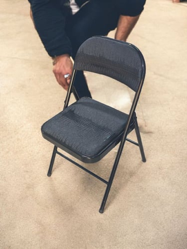 كرسي اسود قابل للطي اواني ماس