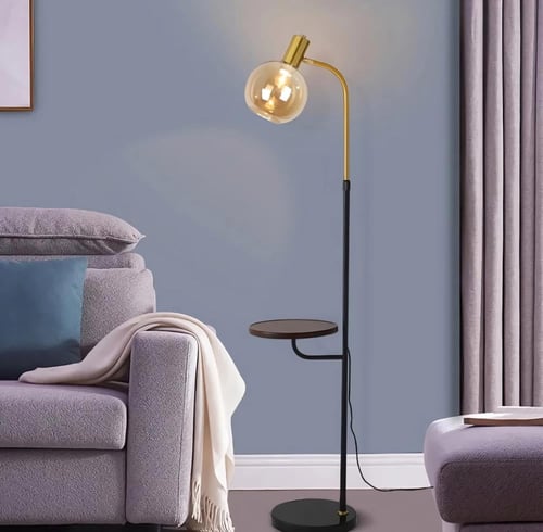 أباجورة أرضية سوداء مع تفاصيل ذهبية بتصميم أنيق