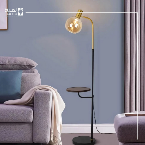 أباجورة أرضية سوداء مع تفاصيل ذهبية بتصميم أنيق