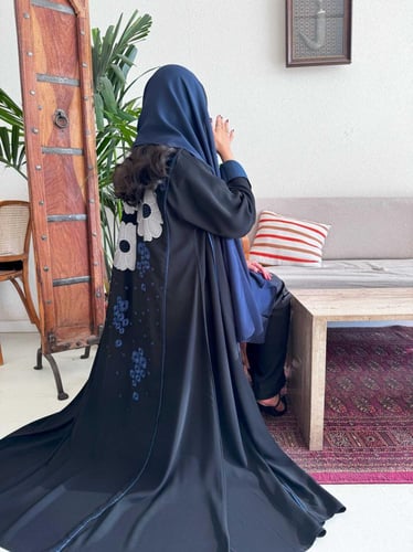 عباية كريب اسبشل قيطان ربع إنش بتطريز ظهر بقصة ربع...