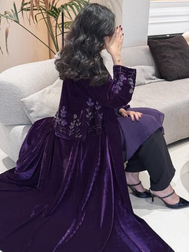 عباية مخمل باللون البنفسجي ومتوفر منها ألوان بشك ع...