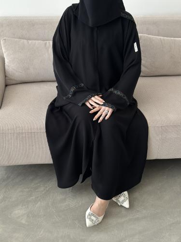 عباية LAVA23 قماش انترنت ونقشة عىل الاكمام مع طرحة بنفس النقش
