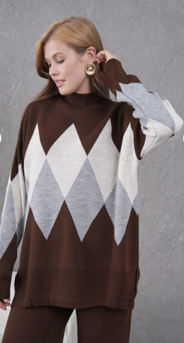 A knit set consisting of a medium-length high coll...