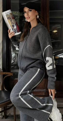 طقم رياضي نسائي أنيق من التريكو باللون الرمادي – ب...