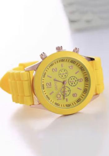 ساعة يد أنيقة اللون أصفر من جنيفا.