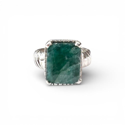 خاتم ملكي بالزمرد الأفريقي