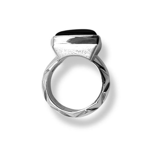 خاتم ملكي بالعقيق الكبدي