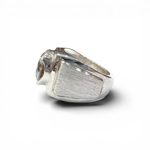 خاتم الزمرد الأفريقي مطعم بالزمرد