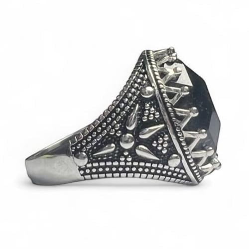 خاتم عقيق أسود بقصة ألماسية وصياغة فاخرة