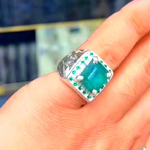 خاتم الزمرد الأفريقي مطعم بالزمرد