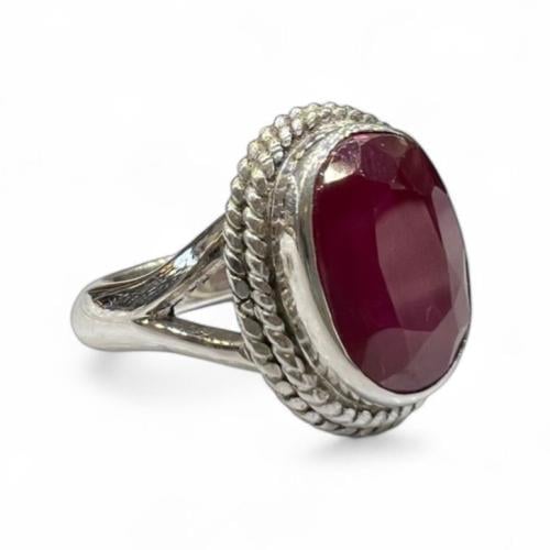 خاتم ياقوت بقصة ألماسية و صياغة نجرانية ملكية