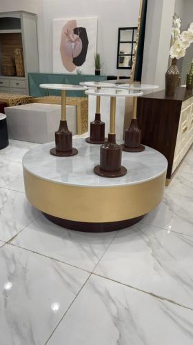 طاوله سطح رخام مع ٤ خدمه