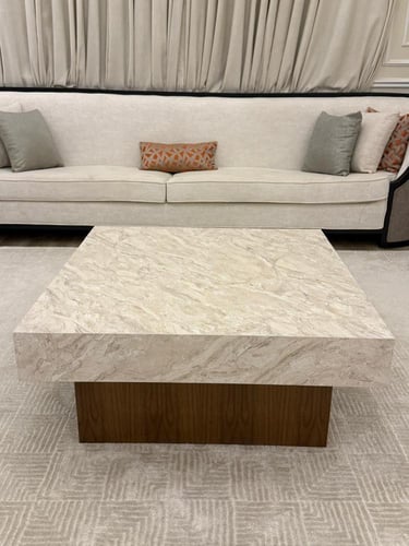 طاوله تقديم سطح رخام قاعده قشرة الجوز