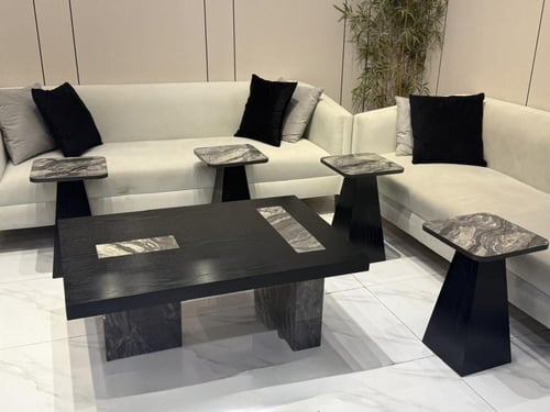 طاولة مع (٤) خدمات