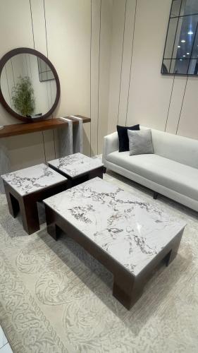 طاولة مع ٢ زوايا قشرة الجوز مع سطح رخام