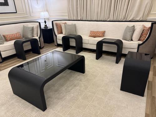 طاوله مع اربع خدمات