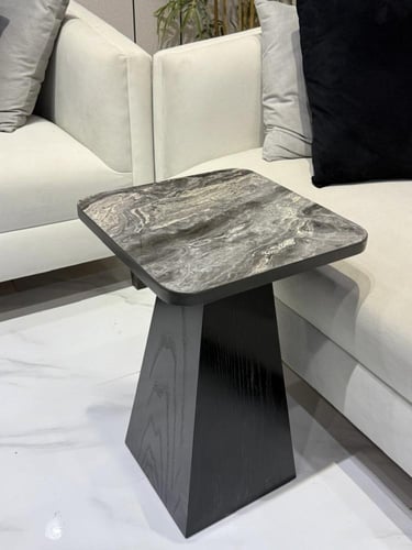 طاولة مع (٤) خدمات