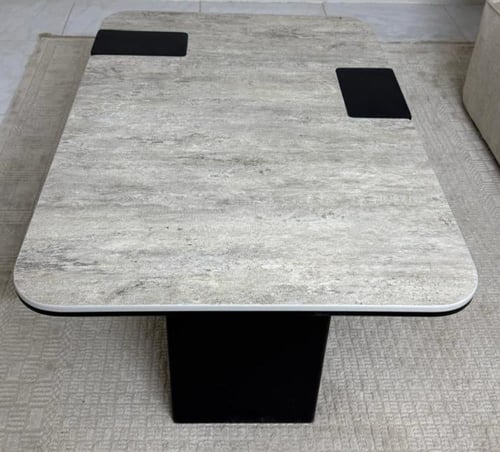 طاولة مع اربع خدمات