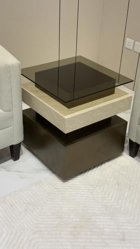 طاولة جانبيه بديل رخام مع سطح زجاج