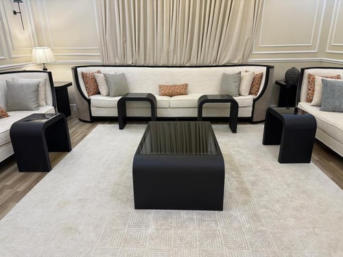 طاوله مع اربع خدمات