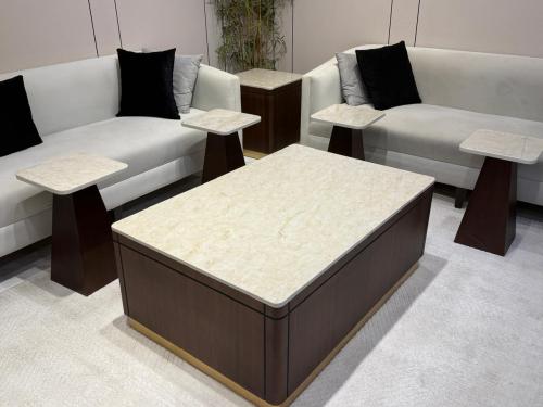 طقم طاولات قشرة الجوز (٧) قطع