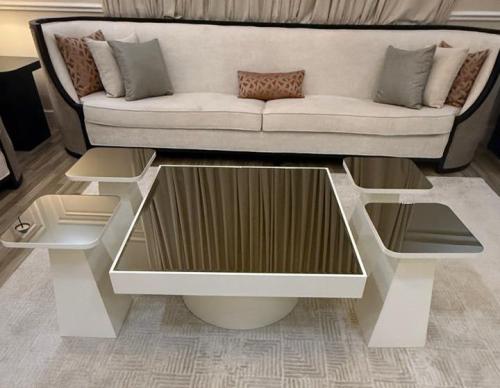 طاوله مع اربع خدمات