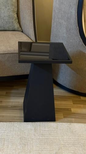 طاولة خدمة قاعده خشب بشكل هرمي سطح مرايا