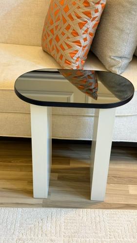 طاولة خدمة قاعده خشب سطح مرايا