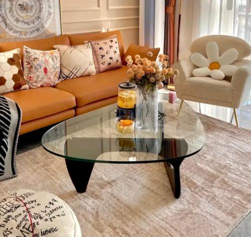 طاولة ضيافه بقاعده رخام صناعي وسطح زجاج