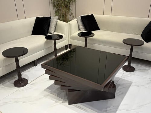 طاوله مع اربع خدمات