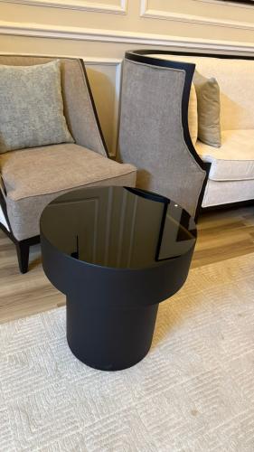 طاولة خدمة قاعده خشب بشكل اسطواني انيق سطح مرايا