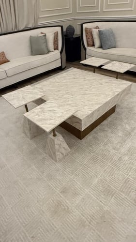 طاوله مع اربع خدمات