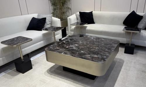 طاوله مع اربع خدمات