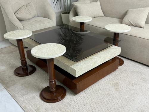 طاولة مع (٤) خدمات