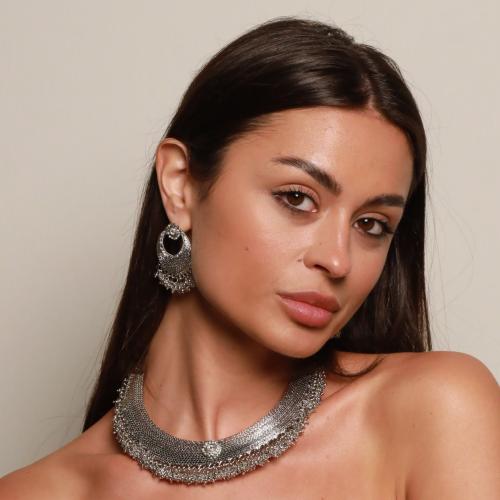 طقم هندي عبارة عن عقد واقراط اذن باللون الفضي