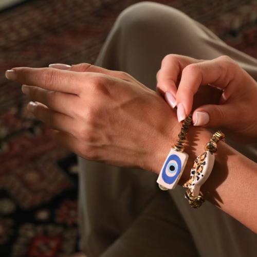 اساور بتصاميم مميزة على الجهتين