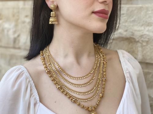 طقم هندي عبارة عن عقد واقراط اذن