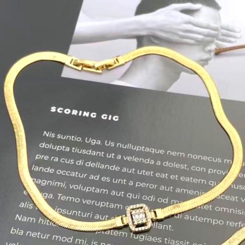 عقد انيق انسيابي باللون الذهبي